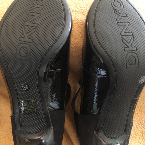 DKNYC black patent/suede pumps - Picture 3 of 6